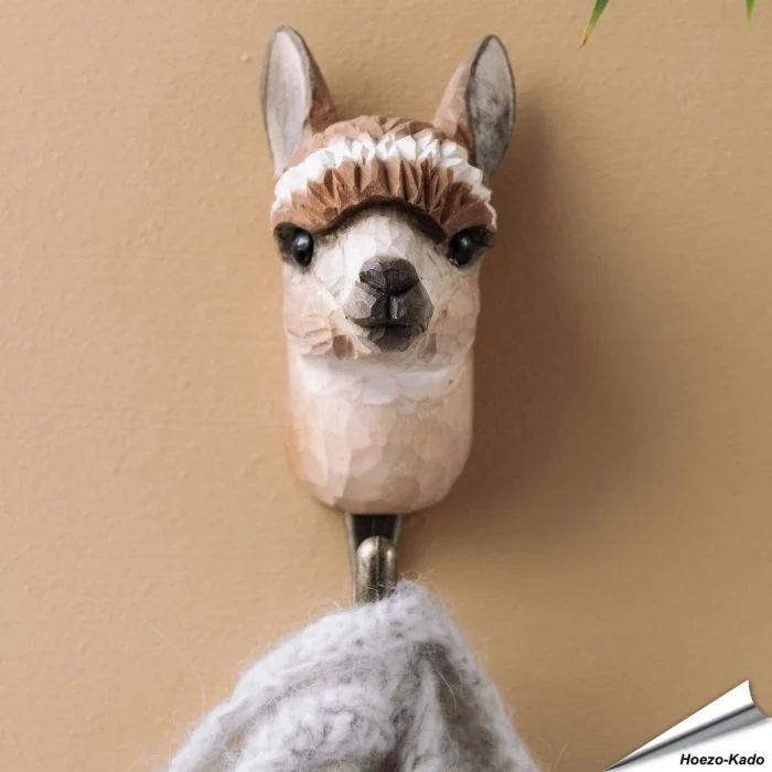 Kledinghaak - Alpaca ✔️ Gemaakt van hoogwaardig hout en met de hand beschilderd ✔️ Handgemaakt en milieuvriendelijk ✔️ Maximaal draagvermogen: 10 kg ➤ Bestel nu op www.aniculis.nl