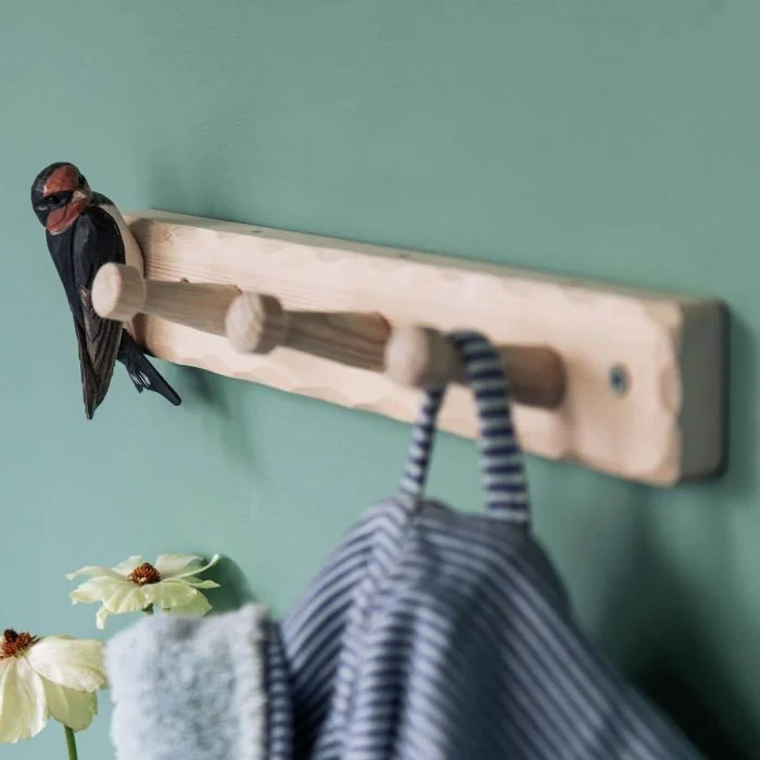 Houten wandkapstok met drie knoppen en een handgesneden boerenzwaluw. Van grenenhout, handbeschilderd en geschikt voor hal, keuken en slaapkamer.
