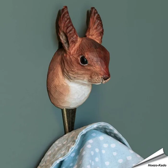 Kledinghaak van Wildlife Garden met een eekhoornkop ✔️ Ambachtelijk uit hout gesneden ✔️ Origineel en decoratief cadeau ✔️ Bestel nu op www.hoezo-kado.nl