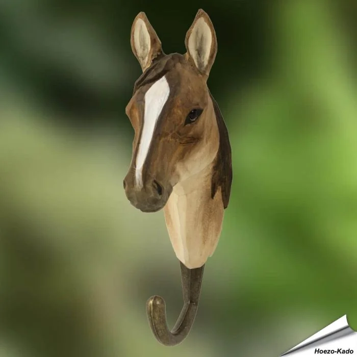 Handgesneden Kledinghaak Paard van Wildlife Garden met Arabisch paardenmotief, lichte bles en metalen haak voor kleding en accessoires.
