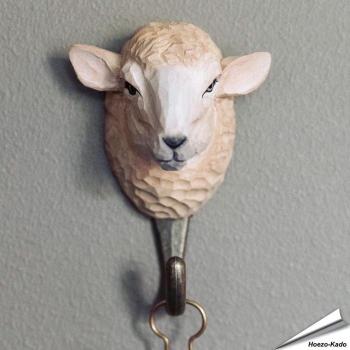 Kledinghaak van Wildlife Garden met een schaapkop ✔️ Ambachtelijk uit hout gesneden ✔️ Origineel en decoratief cadeau ✔️ Bestel nu op www.aniculis.nl