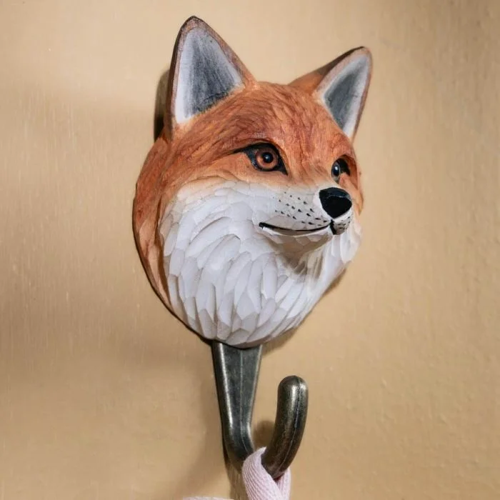 Decoratieve wandhaak met houten vossenkop van Wildlife Garden, bevestigd op een lichte houten wand met een lus aan de donkerkleurige metalen haak.