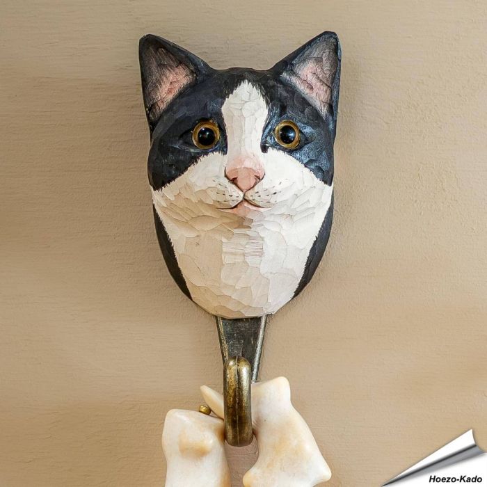 Kledinghaak van Wildlife Garden met een smokingkat ✔️ Ambachtelijk uit hout gesneden ✔️ Origineel en decoratief cadeau ➤ Bestel nu op www.aniculis.nl