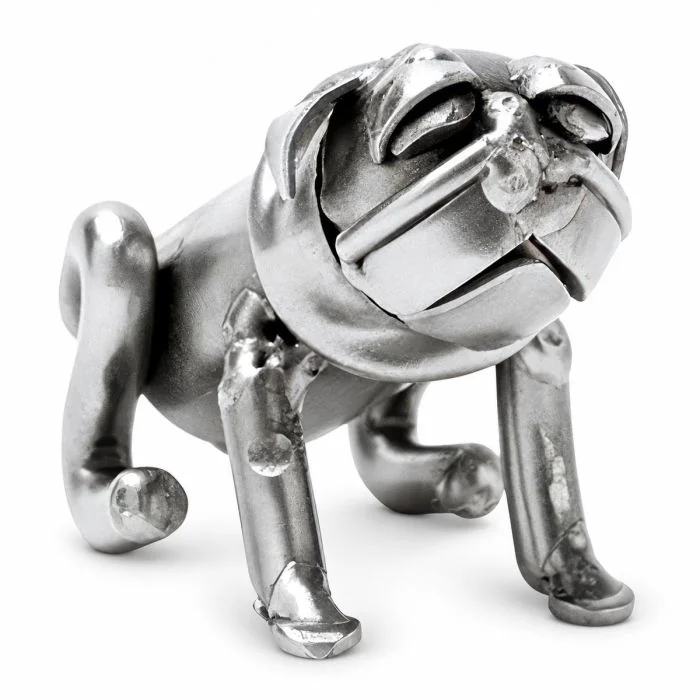 Compact metalen beeldje van een bulldog met brede kop, platte snuit en krulstaart. 4 x 7 x 5 cm. Leuk cadeau voor hondeneigenaar of verzamelaar.