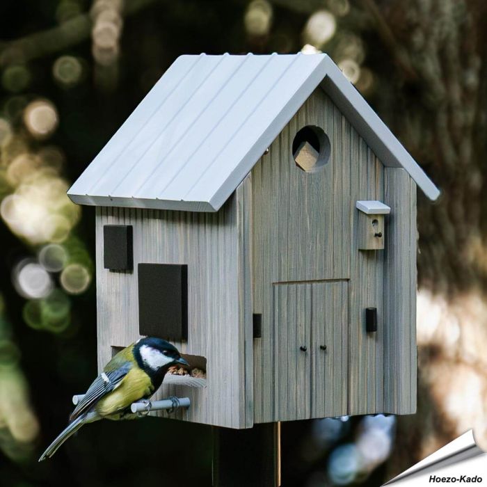 Multiholk Modern Nordic van Wildlife Garden ✔️ Nestkast en voederhuis in 1 ✔️ Voor kleine tuinvogels ✔️ Geïnspireerd op Scandinavische architectuur ➤ Bestel bij Aniculis
