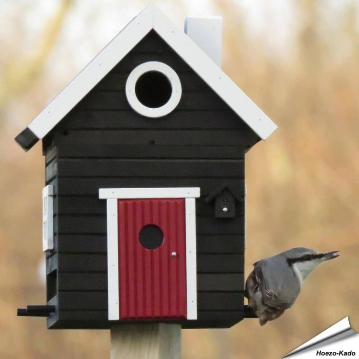 Multiholk Svart Hus van Wildlife Garden ✔️ Nestkast en voederhuis in 1 ✔️ Voor kleine tuinvogels ✔️ Geïnspireerd op Scandinavische architectuur ➤ Bestel nu op www.aniculis.nl