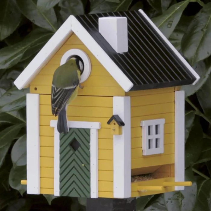 Multiholk Villan van Wildlife Garden, nestkast en voederhuis in één. Met 32 mm invliegopening en Scandinavisch geïnspireerd ontwerp voor kleine tuinvogels.