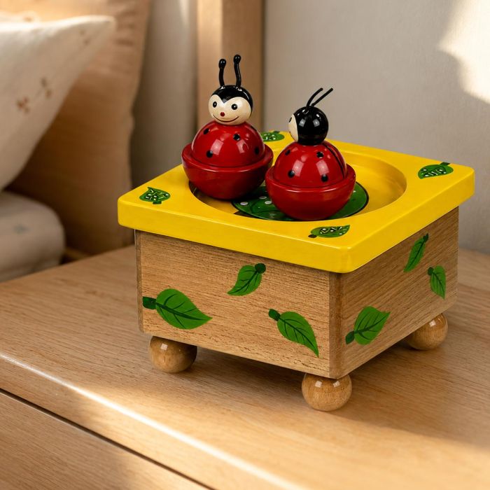 Houten muziekdoos met 2 dansende kevertjes en de melodie It's a Small World. Mechanisch opwindbaar, zonder batterijen en geschikt vanaf 4 jaar.