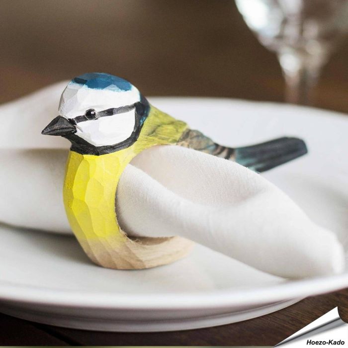 Houtgesneden servetring - Pimpelmees ✔️ Breng de natuur naar je tafel ✔️ Gemaakt van duurzaam hout ✔️ Beschilderd met milieuvriendelijke verf ✔️ Bestel nu in de Aniculis Online-Shop