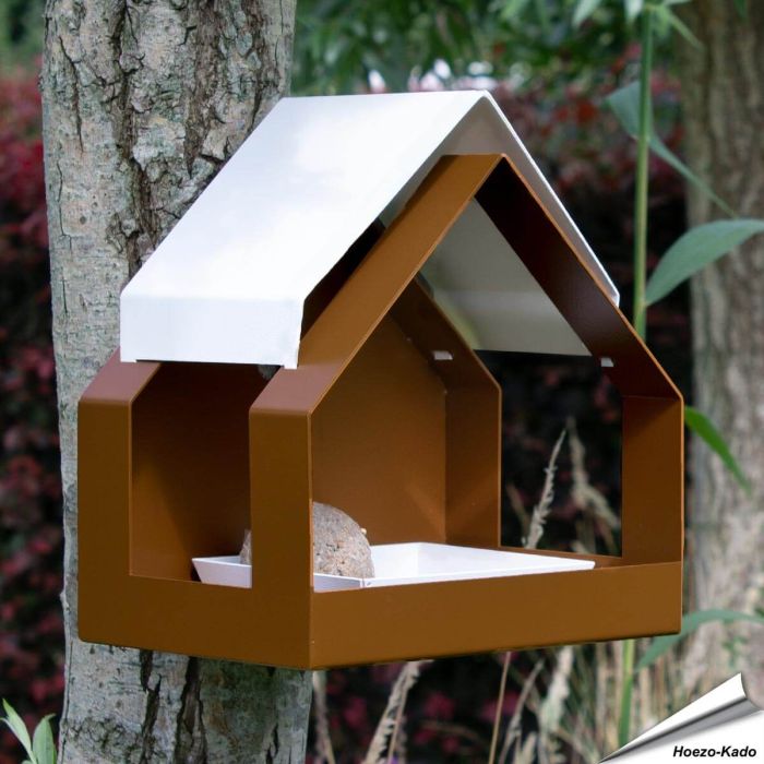 Verwen tuinvogels met The Barn wand-vogelvoederhuisje ✔️ Gemaakt van duurzaam bruin metaal, stijlvol design ✔️ Perfect cadeau ➤ Bestel bij Aniculis.nl